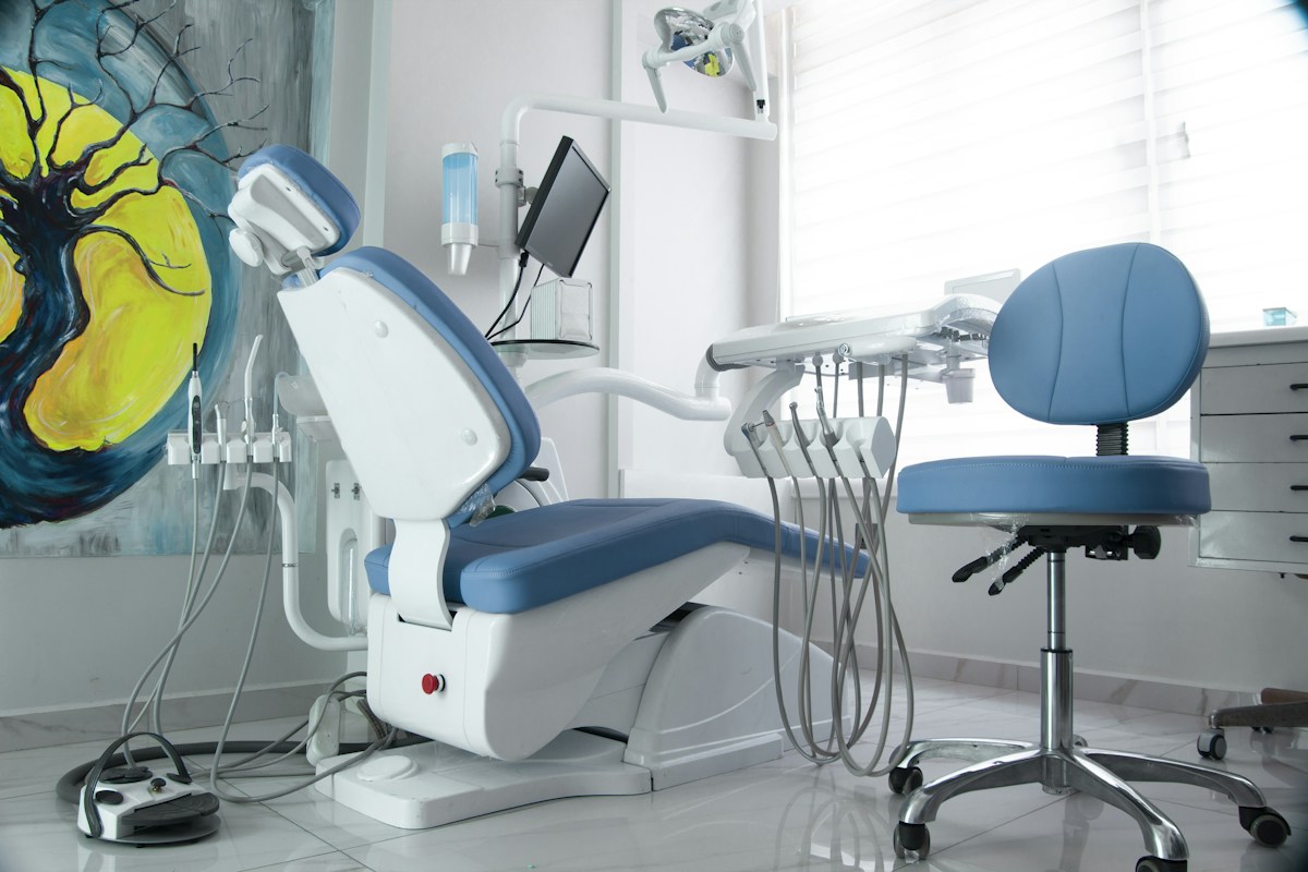 Cadeira odontológica em consultório iluminado